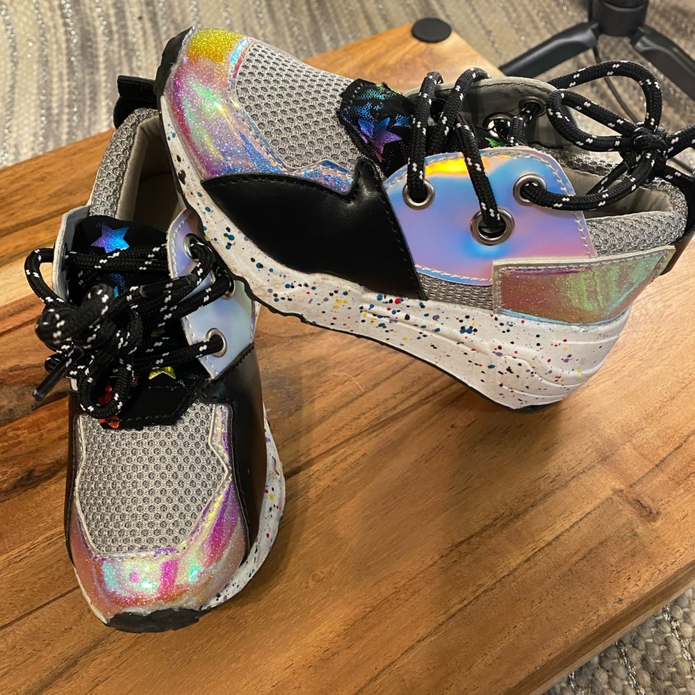 Tennis shoes